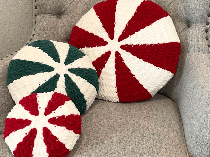 Crochet Peppermint Pillows for Your Holiday&nbsp;Home
